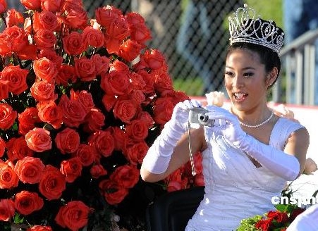 華裔“玫瑰皇后”引領(lǐng)美國(guó)花車大游行(組圖)
