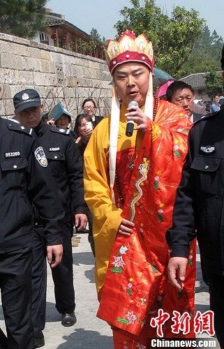 徐少華3月28日在浙江參加活動(dòng)時(shí)的照片