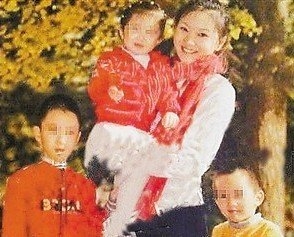 張藝謀被曝秘密再婚 嬌妻攜已生三子回張宅被拍
